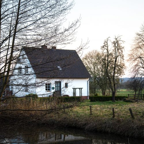 Débarras en zone rurale : les spécificités d’une intervention hors des grandes villes